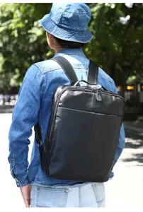 Vue détaillée d'un élégant sac à dos d'affaires noir en cuir pour homme avec bretelles.