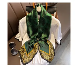 Vista dettagliata del foulard in seta verde con stampa floreale e leopardo, misura 90cm.