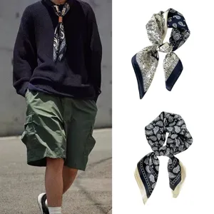 Vista dettagliata del foulard in seta cachemire vintage, elegante trama satinata.