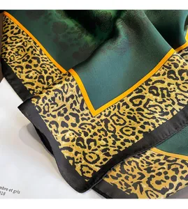 Elegante foulard quadrato in seta da donna con stampa leopardata classica e design floreale verde.