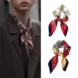 Foulard quadrato in raso motivo paisley vintage uomo accessorio moda stile elegante
