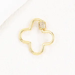 Détail fermoir bijou trèfle zircon cuivre doré, connecteur parfait bracelet collier DIY.