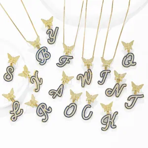 Goldene Buchstaben Halskette mit funkelnden Zirkoniasteinen und filigranem Schmetterlingsanhänger.