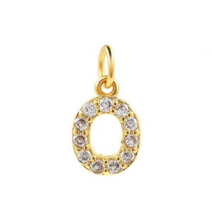 Gros plan du pendentif lettre O en zircon pavé plaqué or, accessoire bijou DIY délicat.