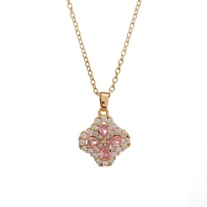 Vergoldete Halskette mit rosa Zirkonia Kleeblatt Anhänger für Damen Modeschmuck.