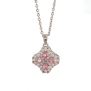 Silberne vierblättrige Kleeblatt-Halskette mit funkelnden rosa und klaren Zirkoniasteinen.