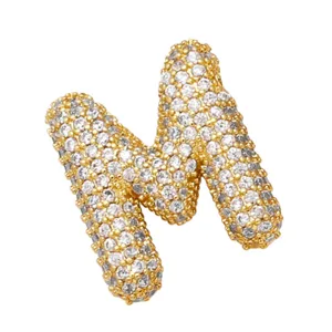 Eisiger Zirkon Buchstabe M Anhänger Nahaufnahme, funkelnder Strass Initial Charm Detail.