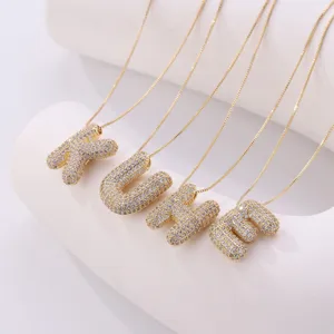 Klobige Zirkon Buchstaben Anhänger Halskette, elegante goldene Hip-Hop Kette für Damen.