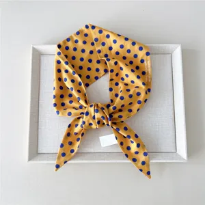 Detailansicht gelber blauer Pünktchen Baumwoll Band Schal, elegantes Halstuch und Haaraccessoire.