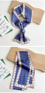 Pañuelo twilly de seda azul con estampado monograma, elegante cinta de cuello vista detalle.