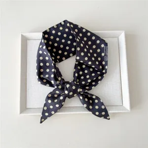Schickes Baumwoll-Punkte-Bandana für Damen, elegantes Haarband und stilvolles Halstuch.