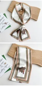 Pañuelo estrecho de seda elegante con estampado ecuestre y borde a rayas para mujer.