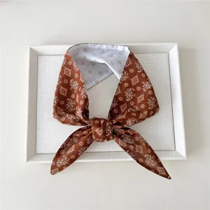 Schicker brauner Paisley-Muster Bandana Schal, stilvolles Halstuch und vielseitiges Haarband.
