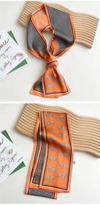 Elegante bufanda twilly naranja con estampado de caballos y zigzag para cuello y bolso de mujer.