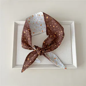 Detailansicht des braunen floralen Bandes, eleganter Haar- und Halsschmuck, schickes Accessoire.