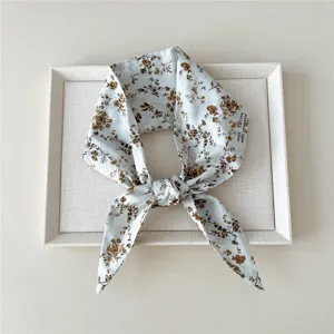 Nahaufnahme des Vintage Blumen Baumwoll Bandtuchs, elegantes Haarband und Halstuch.