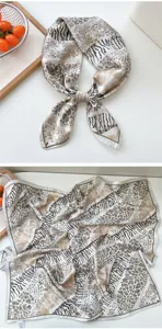 Nahaufnahme Details des eleganten 70cm quadratischen Seidentuchs mit schickem Animal-Print.