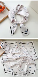 Weißer Satinschal mit niedlichem Hundedruck und elegantem schwarzem Rand für Damen.