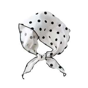 Foulard triangulaire en coton à pois noir et blanc, bandeau élégant et écharpe de cou.