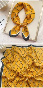 Foulard quadrato in seta gialla con classica stampa equestre, elegante accessorio femminile.