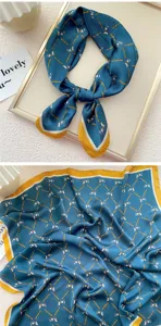 Elegante fazzoletto da collo quadrato in seta blu e giallo con stampa di cavalli