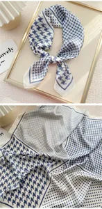 Foulard in seta con motivo pied de poule e pois blu e bianco da donna, elegante quadrato.