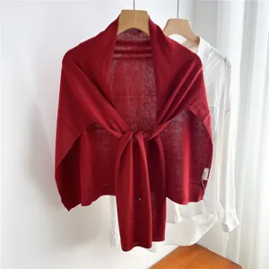 Chal de punto rojo mujer delgado aire acondicionado habitación cálida hombro capa detalle