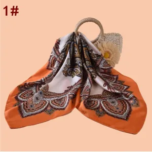 Gros plan sur le foulard carré élégant de 70cm pour femme en mousseline satinée motif cachemire orange.