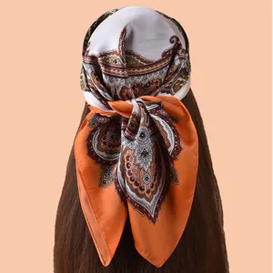 Foulard carre en satin 70cm pour femme avec imprimé cachemire élégant, accessoire de cheveux.