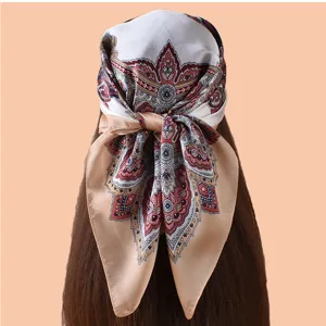 Élégant foulard carré de 70 cm en satin de soie et mousseline avec motif cachemire.