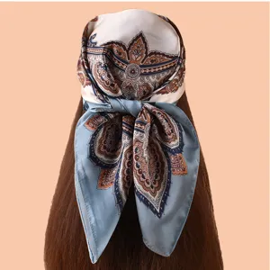 Élégant foulard carré pour femme 70cm avec imprimé cachemire classique en satin.
