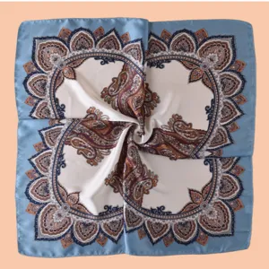Vue détaillée du foulard carré 70cm pour femme avec imprimé cachemire et tissu satiné.