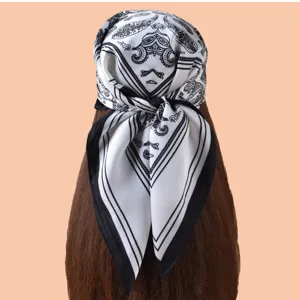 Élégant foulard carré 70cm pour femme avec imprimé cachemire noir et blanc satin.