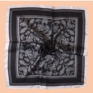 Foulard carré élégant à motif cachemire noir et blanc, détail de foulard en soie satinée.