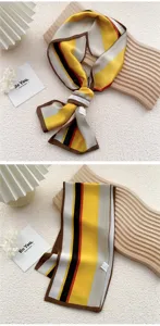 Vue détaillée du foulard en soie rayé élégant, idéal pour le cou et les sacs.