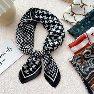 Foulard quadrato in seta con motivo pied-de-poule nero e bianco, accessorio chic.