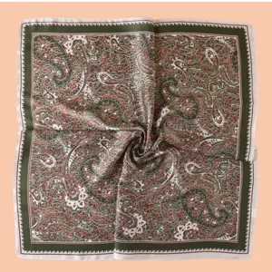 Foulard carre en satin de soie de 70cm pour femme avec elegant motif paisley vintage.
