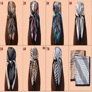 Primer plano detalle de panuelo cuadrado de saten para mujer 70cm con estampados rayas.