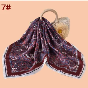 Élégant foulard carré pour femme 70cm avec imprimé cachemire classique, accessoire en satin.