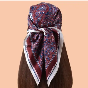 Foulard carré élégant de 70CM avec motif cachemire, texture satinée douce pour les femmes.