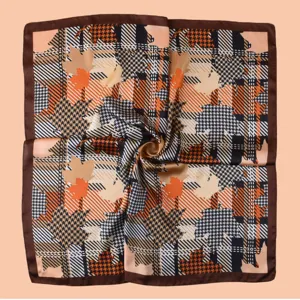 Vista detallada de pañuelo de mujer 70cm, con estampado de cuadros geométricos y hojas de otoño.