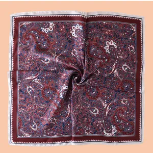 Vue détaillée d'un foulard carré élégant de 70 cm avec imprimé cachemire classique.