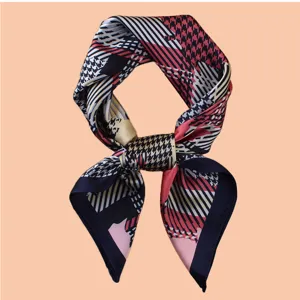 Elegante bufanda cuadrada con estampado geométrico para mujer accesorio de moda.
