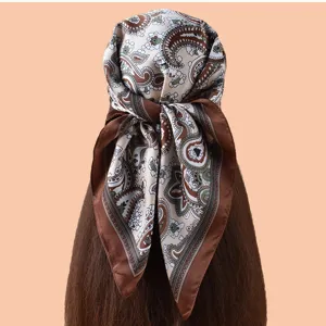 Élégant carré de soie pour femme de 70 cm avec motif cachemire classique et chic.