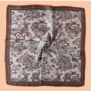 Élégant foulard carré pour femme de 70cm avec superbe imprimé cachemire en satin doux.