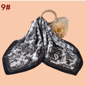 Élégant foulard carré imprimé cachemire noir et blanc, accessoire de mode en satin doux.