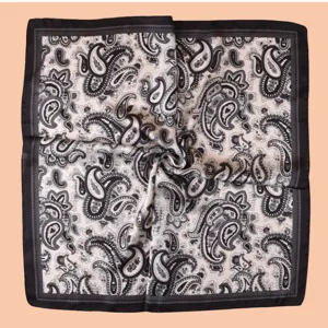 Détail en gros plan de l'élégant foulard carré en mousseline satinée imprimé cachemire.