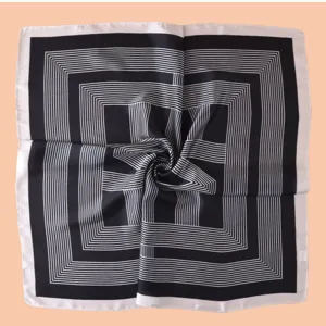 Vista detallada pañuelo cuadrado mujer 70cm con elegante estampado geométrico en blanco y negro.
