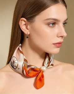 Elegante foulard da collo in raso di seta con stampa carrozza e catena e perla.
