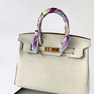 Squisito foulard in twill di seta con stampa equestre, ideale per decorare la tua borsa.